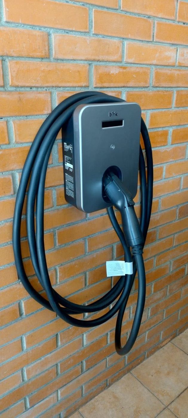 Cargador Blink instalado en muro de tabique