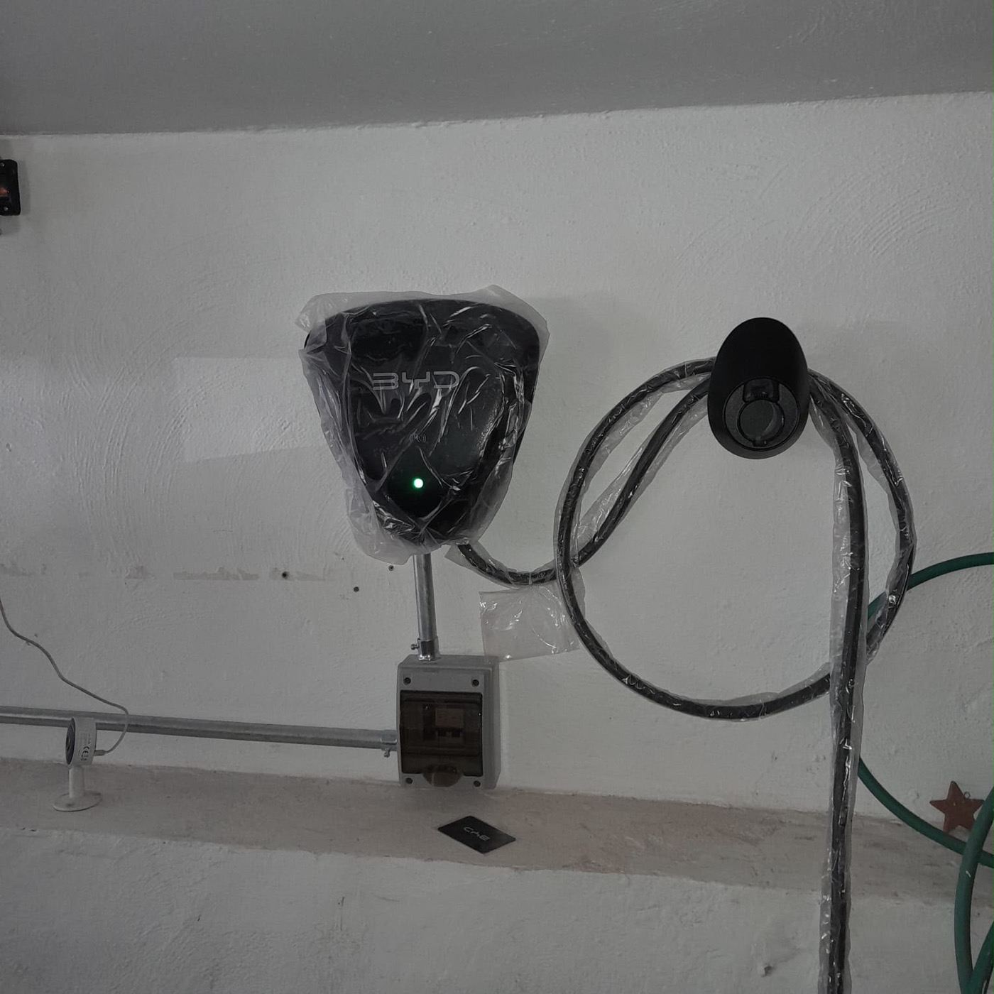 Cargador BYD instalado en casa con protección y toma adicional