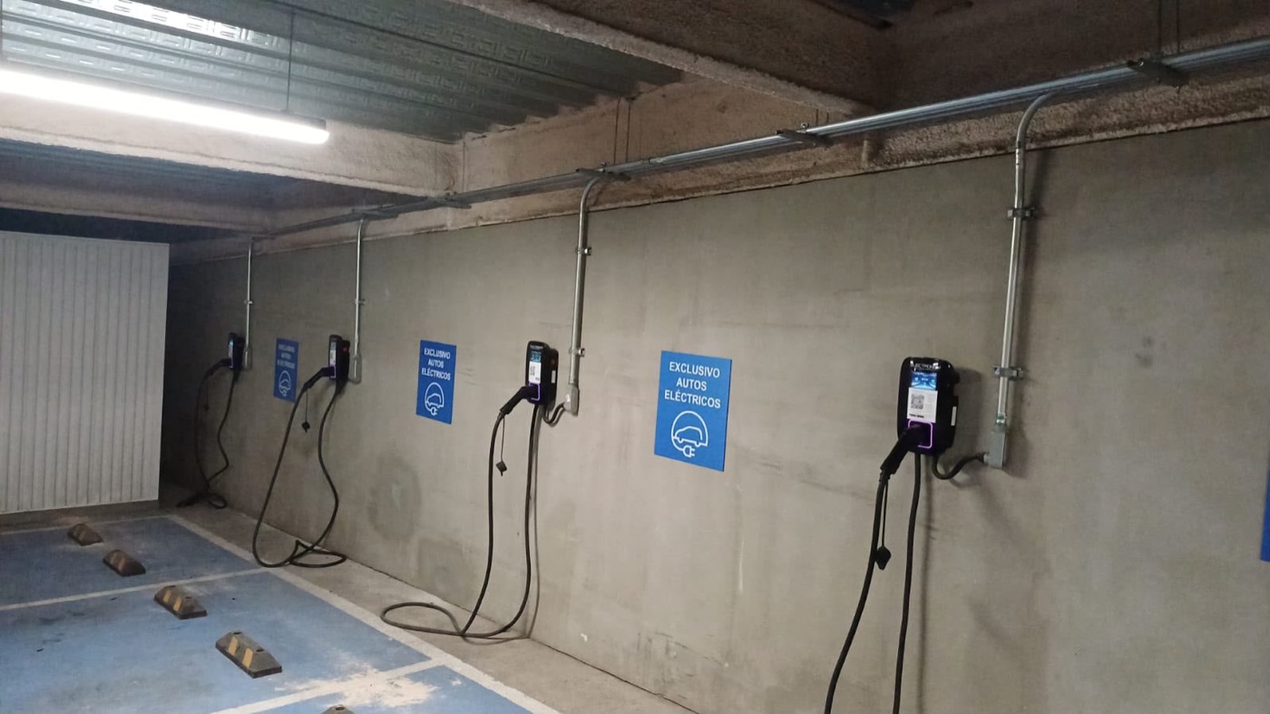 Cinco cargadores instalados en estacionamiento subterráneo