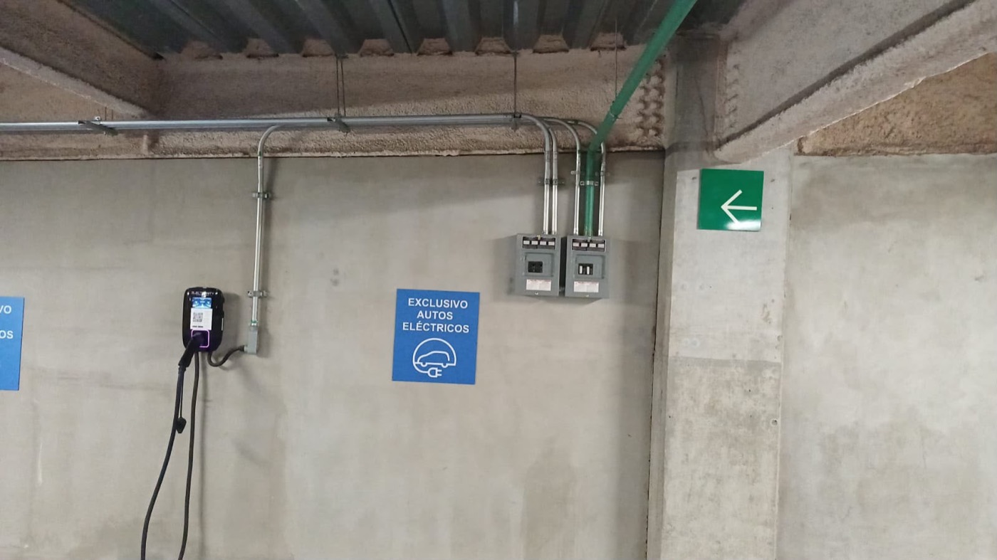 Tableros y canalización de una instalación de carga