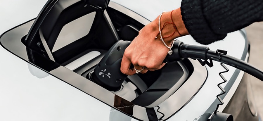 Conectando el cargador al auto